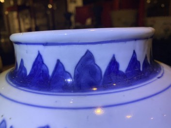 Un vase en porcelaine de Chine en bleu et blanc sur socle en bois, &eacute;poque Transition