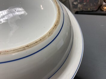 Une paire de grands plats en porcelaine de Chine en bleu et blanc &agrave; d&eacute;cor d'une sc&egrave;ne du 'Xi Xiang Ji', Yongzheng