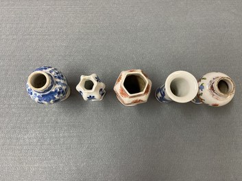 Tien overwegend Chinese blauw-witte, famille rose en Imari-stijl vaasjes, Kangxi en later