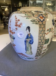 Une paire de pots couverts en porcelaine de Chine famille verte, Kangxi