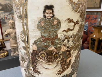 Une paire de grands vases en porcelaine de Satsuma, Japon, Meiji, 19&egrave;me
