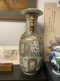 Un grand vase en porcelaine de Chine famille rose de Canton, 19&egrave;me