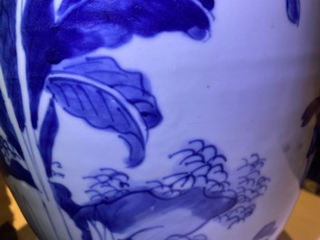 Een Chinese blauw-witte vaas met verhalend decor op houten sokkel, Transitie periode
