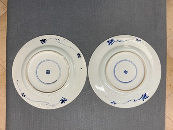 Six plats en porcelaine de Chine en bleu et blanc, Kangxi