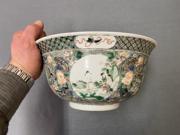 Trois vases, un bol et un plat en porcelaine de Chine, 19/20&egrave;me