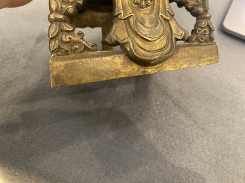 Een Chinese vergulde bronzen figuur van Boeddha Amitayus, Qianlong