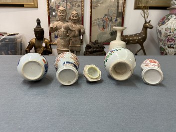 Tien overwegend Chinese blauw-witte, famille rose en Imari-stijl vaasjes, Kangxi en later