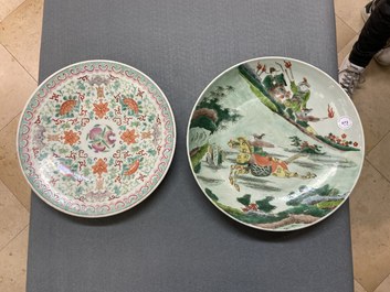 Un plat en porcelaine de Chine famille verte et un en famille rose, 19&egrave;me