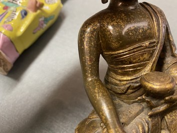 Een Chinese vergulde bronzen figuur van Boeddha, 17/18e eeuw