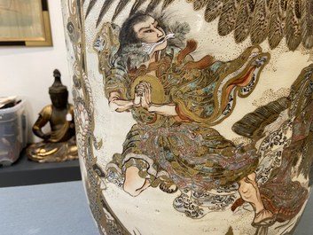 Een paar grote Japanse Satsuma vazen, Meiji, 19e eeuw