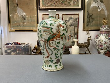 Un vase de forme 'meiping' en porcelaine de Chine famille verte &agrave; d&eacute;cor de ph&eacute;nix, 19&egrave;me