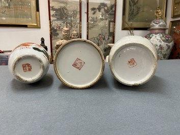 Un porte-chapeau et deux vases en porcelaine de Chine en rouge de fer &agrave; d&eacute;cor de lions bouddhistes, 19/20&egrave;me