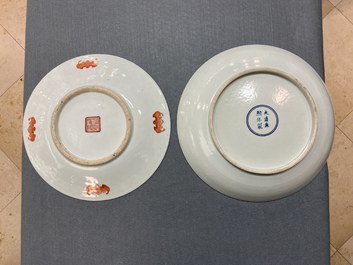 Un plat en porcelaine de Chine famille verte et un en famille rose, 19&egrave;me