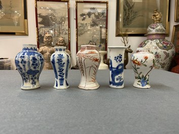 Tien overwegend Chinese blauw-witte, famille rose en Imari-stijl vaasjes, Kangxi en later