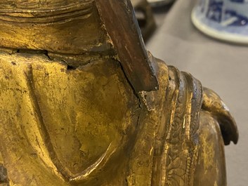 Een Chinese vergulde bronzen figuur van een zittende Boeddha, Ming