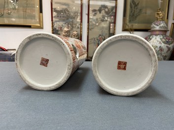 Een paar Chinese opengewerkte ijzerrode en vergulde hoedensteunen, Tongzhi merk, 19e eeuw