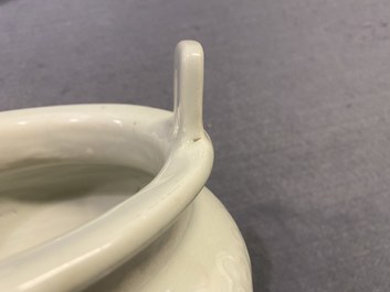 Un grand br&ucirc;le-parfum en porcelaine blanc de Chine sur socle et avec un couvercle en bois &agrave; prise en jade, 18/19&egrave;me