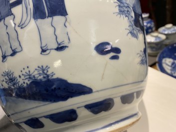 Un vase en porcelaine de Chine en bleu et blanc sur socle en bois, &eacute;poque Transition