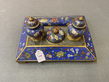 Un n&eacute;cessaire de bureau en &eacute;maux cloisonn&eacute;s, Chine, 19&egrave;me