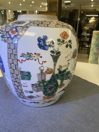 Une paire de pots couverts en porcelaine de Chine famille verte, Kangxi