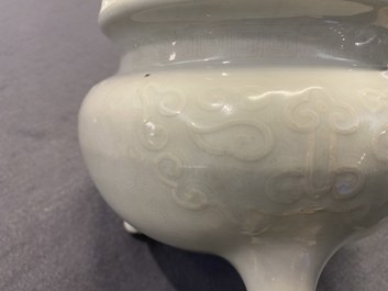 Un grand br&ucirc;le-parfum en porcelaine blanc de Chine sur socle et avec un couvercle en bois &agrave; prise en jade, 18/19&egrave;me