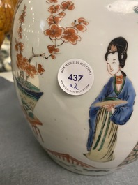 Une paire de pots couverts en porcelaine de Chine famille verte, Kangxi