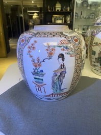 Une paire de pots couverts en porcelaine de Chine famille verte, Kangxi