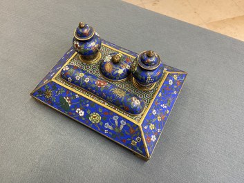 Un n&eacute;cessaire de bureau en &eacute;maux cloisonn&eacute;s, Chine, 19&egrave;me