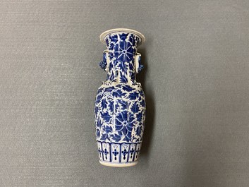 Tien overwegend Chinese blauw-witte, famille rose en Imari-stijl vaasjes, Kangxi en later