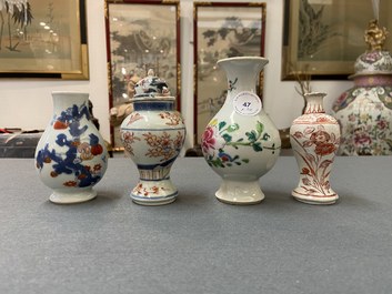 Tien overwegend Chinese blauw-witte, famille rose en Imari-stijl vaasjes, Kangxi en later