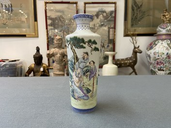 Un vase de forme rouleau en porcelaine de Chine famille rose, marque de Qianlong, R&eacute;publique