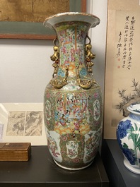 Un grand vase en porcelaine de Chine famille rose de Canton, 19&egrave;me