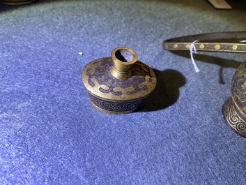 Een Chinese met bladgoud gedecoreerde smeedijzeren dekselvaas, wellicht 19e eeuw