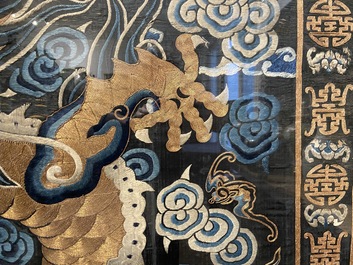 Un grand panneau en broderie de soie et de fil d'or &agrave; d&eacute;cor d'un dragon imp&eacute;rial, Chine, Qing