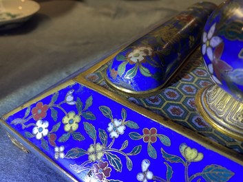 Un n&eacute;cessaire de bureau en &eacute;maux cloisonn&eacute;s, Chine, 19&egrave;me