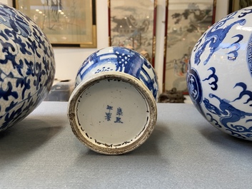 Trois vases en porcelaine de Chine en bleu et blanc, 19&egrave;me