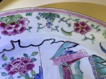 Drie Chinese blauw-witte en famille rose schotels, Kangxi/Yongzheng