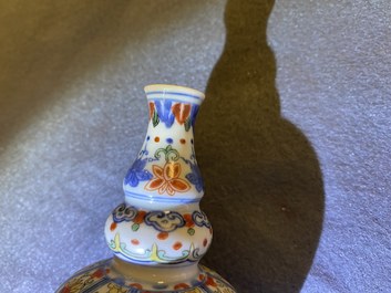 Un vase en porcelaine de Chine famille rose, un bol aux dragons et un vase wucai, R&eacute;publique