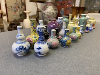 Vingt-huit vases miniatures en porcelaine de Chine en bleu et blanc et famille rose, Kangxi et apr&egrave;s