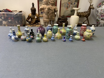 Vingt-huit vases miniatures en porcelaine de Chine en bleu et blanc et famille rose, Kangxi et apr&egrave;s