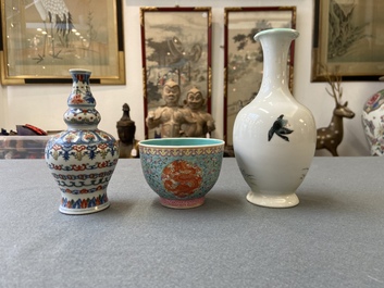 Un vase en porcelaine de Chine famille rose, un bol aux dragons et un vase wucai, R&eacute;publique