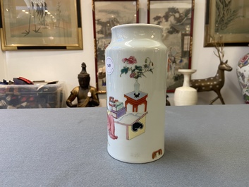 Un vase en porcelaine de Chine famille rose &agrave; d&eacute;cor de femmes dans un int&eacute;rieur, R&eacute;publique