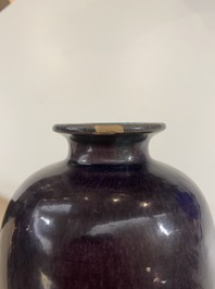 Un vase de forme 'meiping' en porcelaine de Chine aubergine monochrome, Ming