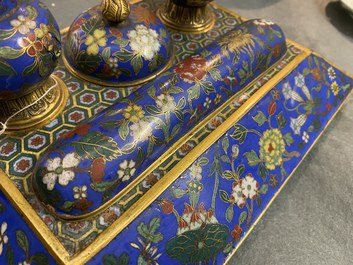 Un n&eacute;cessaire de bureau en &eacute;maux cloisonn&eacute;s, Chine, 19&egrave;me