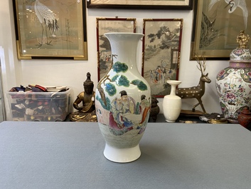 Un vase en porcelaine de Chine famille rose, marque de Qianlong, R&eacute;publique