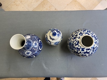 Trois vases en porcelaine de Chine en bleu et blanc, 19&egrave;me