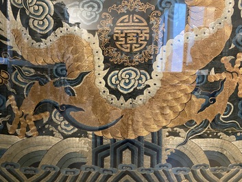 Un grand panneau en broderie de soie et de fil d'or &agrave; d&eacute;cor d'un dragon imp&eacute;rial, Chine, Qing