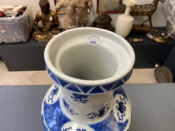 Un vase de forme rouleau en porcelaine de Chine en bleu et blanc, marque de Kangxi, 19&egrave;me