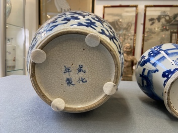 Trois vases en porcelaine de Chine en bleu et blanc, 19&egrave;me