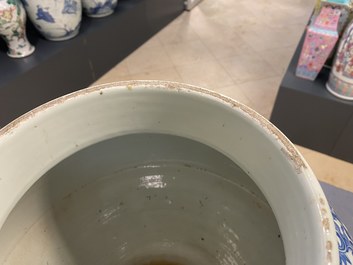 Een Chinese blauw-witte vaas met lotusslingers, Qianlong